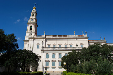 Obraz premium Statue Adorned Basilica of Our Lady of the Rosary of Fatima Exterior in Fatima Portugal Under a Clear Sky