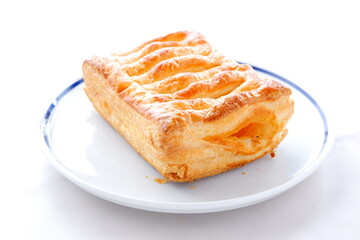 サクサクしたパイ生地が美味しそうな、リンゴをたっぷり使ったアップルパイ
