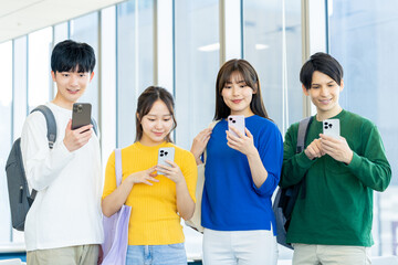 スマホで使う大学生　撮影協力：学校法人電波学園　東京電子専門学校