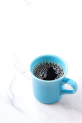 淹れたてのフレッシュで香りのよいコーヒーが入ったコーヒーカップ
