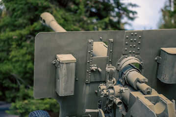old weapon is an artillery cannon in the war in Ukraine Without soldiers