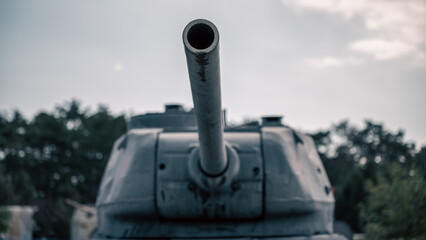 old weapon is an artillery cannon in the war in Ukraine Without soldiers