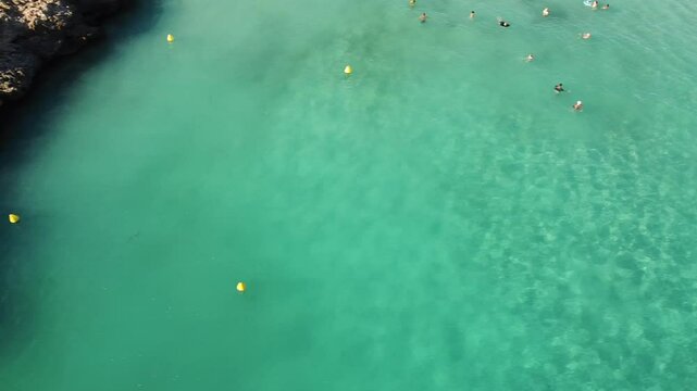 Piękna plaża zatoka Cala Mitjana - Minorka - Hiszpania nagrana dronem