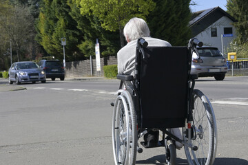 frau im rollstuhl