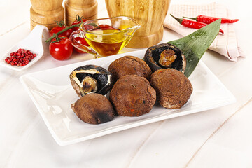 Baked brown champignons with spices