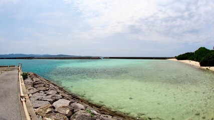 沖縄県八重山諸島鳩間島の港の海の風景