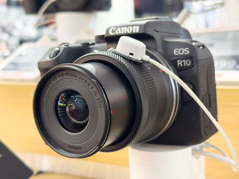 Canon eos r10 mirrorless camera with zoom lens on store display