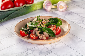 Salad with canned tuna and spinach