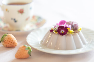 エディブルフラワーのミルクプリン