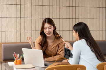 Learning and Digital Tools. Two friends review digital materials on a laptop during their study time.