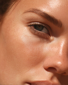 Photo macro visage de femme au soleil, skincare, soin de la peau en &eacute;t&eacute; 