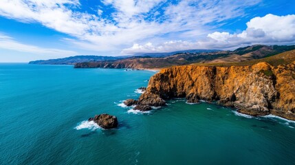 Obraz premium Breathtaking coastal view of dramatic cliffs along the stunning shores of Big Sur, California, under a vibrant sky
