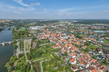 Obraz premium Spätsommerlicher Blick auf Kitzingen am Main in Unterfranken
