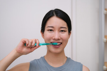 歯をブラッシングする女性（歯磨き粉なし）のクローズアップ