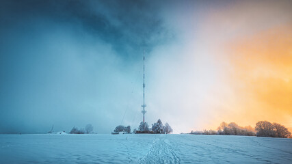 Obraz premium Sendemast Hotzenwald im Winternebel