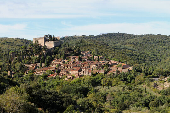 Village de Castelnou dans les Pyr&eacute;n&eacute;es Orientales