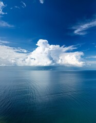 Fototapeta premium 6月の青空に浮かぶ大きな雲、梅雨の合間の清らかな景色