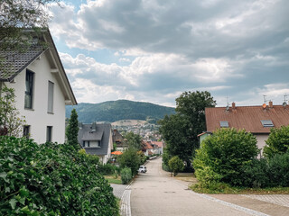 Obraz premium Street with houses and trees in the background