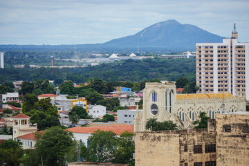 Vita a&eacute;rea da igreja Nossa Senhora do Bom Despacho, em Cuiab&aacute;, Mato Grosso, com o Morro de Santo Ant&ocirc;nio ao fundo, distante no horizonte