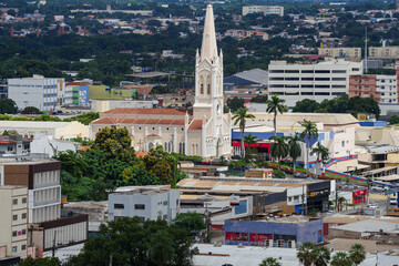 Vista superior da torre do relógio da igreja matriz de Cuiabá com a cidade de fundo 