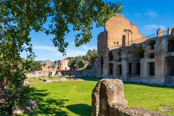 Fototapeta premium Exterior facade in ruins of ancient roman building in Hadrian Villa in Italy