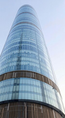 Obraz premium A tall building with a lot of windows