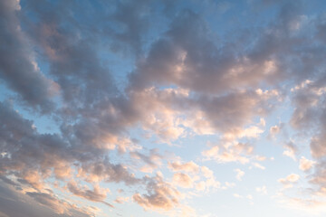 Golden Sunset Sky with Soft Clouds – Tranquil Evening Horizon, Dreamy Aesthetic, and Natural Beauty for Relaxing Atmospheres and Serene Visuals. High quality photography