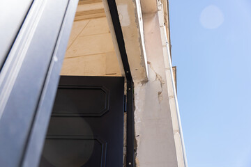 Installation d’un portail en métal gris anthracite par une entreprise spécialisée sur un chantier résidentiel.