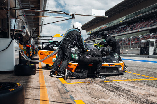 Porsche 911 GT3 Cup on the pit lane during pit stop