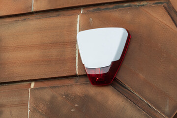 External Wall Mounted Home Security Alarm Siren with Audible and LED Strobe Deterrent