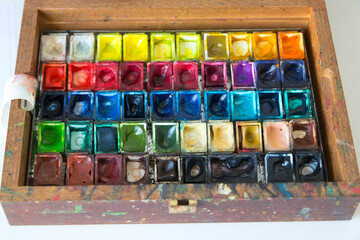 Caja de madera con pastillas de acuarela. Estuche de calidad. Bellas Artes