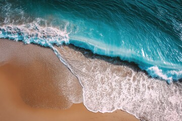 Obraz premium Ocean waves crashing on a sandy beach.