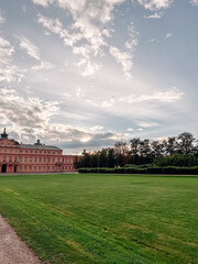 Obraz premium Large building with a green lawn in front of it