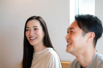 ベッドでくつろぐ日本人男女