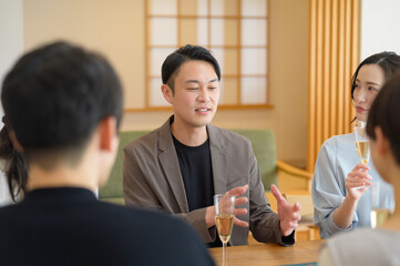 ホームパーティをする日本人男女