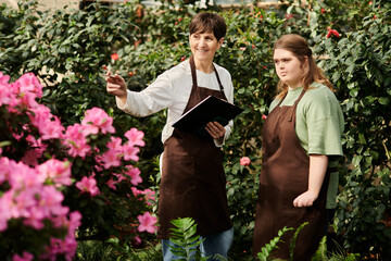 Collaboration in a vibrant greenhouse between a mentor and a young colleague