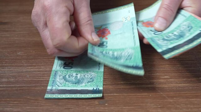 Counting Malaysian Ringgit banknotes