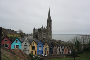 Vista de la Catedral de Cobh sobre las casas de colores