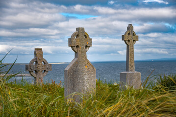 uralte keltische Grabsteine auf Friedhof auf der Aran Insel Inis Oírr in Irland