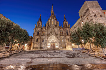 Obraz premium The Barcelona Cathedral with no people at blue hour