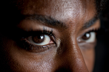 Naklejka premium Elegant Dark-Skinned Woman with Long Eyelashes in a Confident Stare