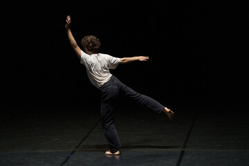 Danseur anonyme de dos