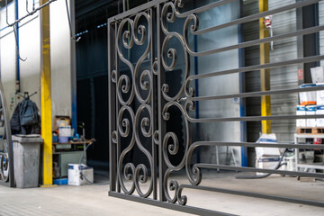 Grille en métal posée dans un atelier spécialisé, prête pour le traitement ou l’assemblage.