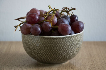 Bol con uvas frescas