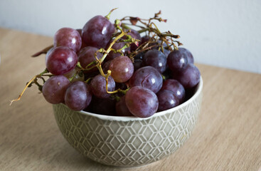 Uvas rojas en bol