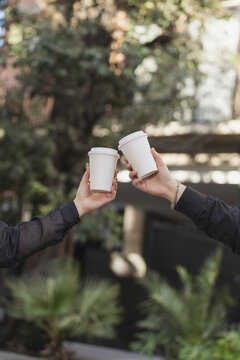 bebidas calientes en alza por dos manos de mujeres 