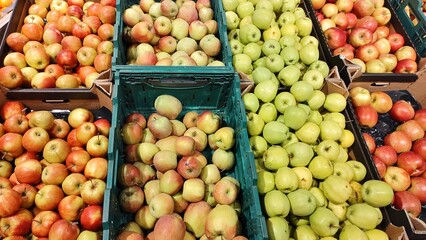Variety of fresh apples in market display. concept of healthy eating, farm produce, colorful selection