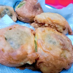 Spicy green chilies and potato stuffed and dipped in gram flour batter, deep-fried till golden. A perfect tea-time snack.