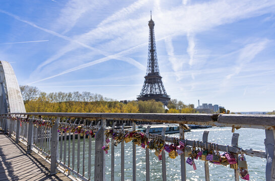 Des cadenas sur un pont à Paris en France. Signification de l'amour. En arrière-plan, la Tour Eiffel et la seine.
