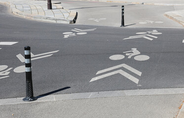 Gros plan sur une piste cyclable avec des indications.